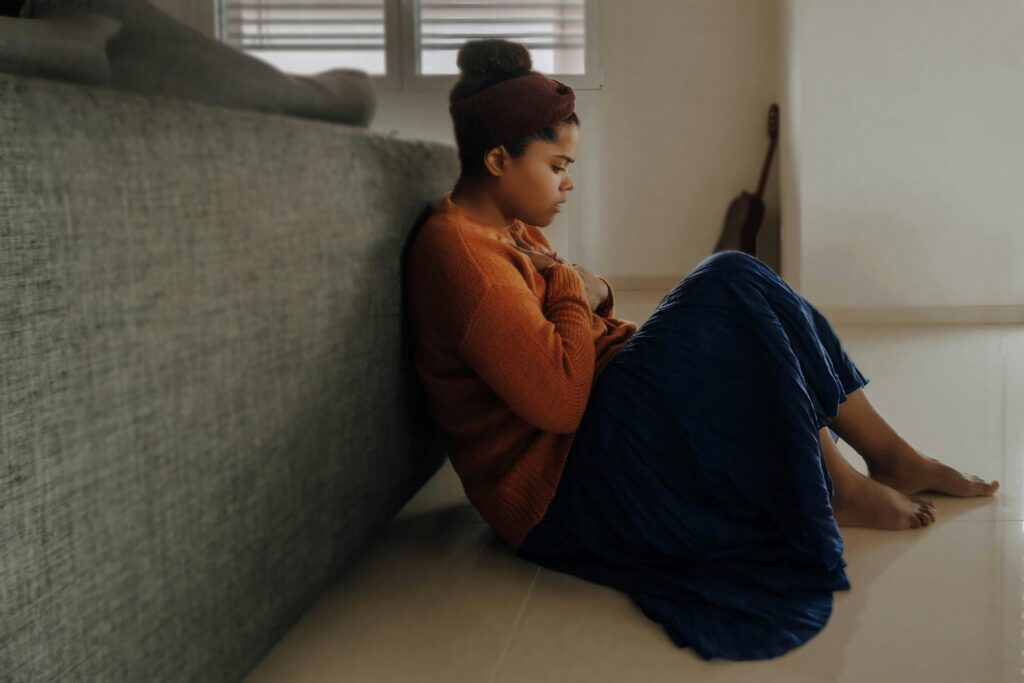 Anxious woman sitting on the floor - how to treat anxiety